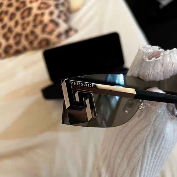 VERSACE MIRRORED SUNGLASSES - Picture 2 of 4